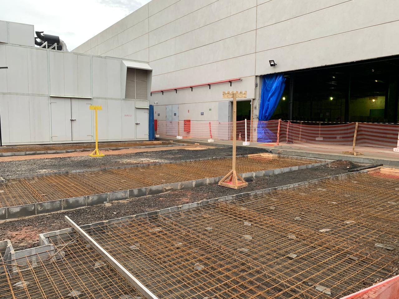 Concretagem de base externa em obra de data center